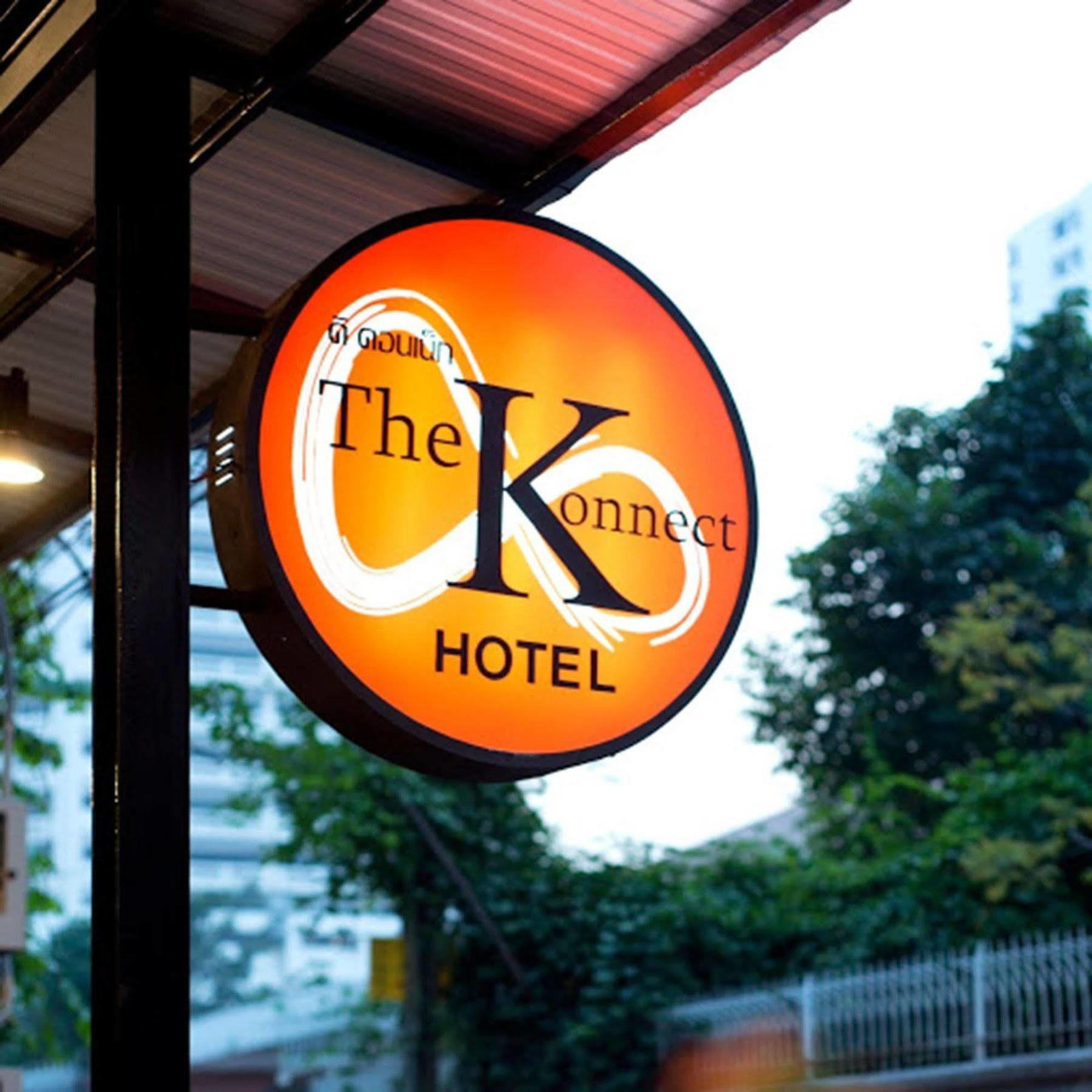 The Konnect Hotel Bangkok Exterior photo